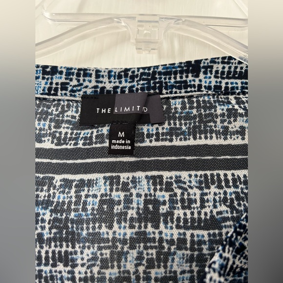 The Limited Navy Blue Patterned 3/4 Sleeve Top Blouse. Size Medium - Picture 2 of 11